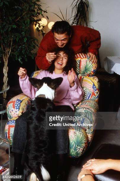 Maria Ketikidou, deutsche Schauspielerin, mit ihrem Bruder zu Hause in Hamburg, Deutschland 1990.