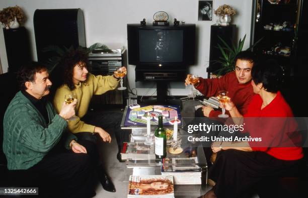 Maria Ketikidou, deutsche Schauspielerin, mit ihrer Familie am Tisch zu Hause in Hamburg, Deutschland 1990.