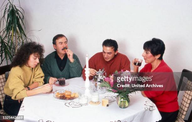 Maria Ketikidou, deutsche Schauspielerin, mit ihrer Familie am Tisch zu Hause in Hamburg, Deutschland 1990.