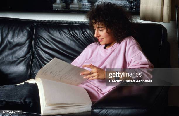 Maria Ketikidou, deutsche Schauspielerin, lernt ihren Text auf dem Sofa zu Hause in Hamburg, Deutschland 1990.