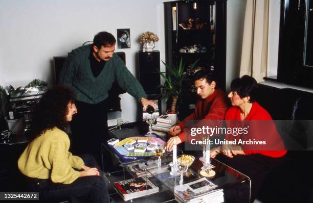 Maria Ketikidou, deutsche Schauspielerin, mit ihrer Familie am Tisch zu Hause in Hamburg, Deutschland 1990.