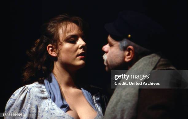 Annika Pages und Uli Krohm bei der Aufführung vom Drama "Gespenster" im Ernst-Deutsch-Theater in Hamburg, Deutschland 1990.