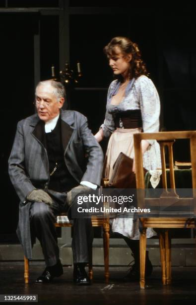 Peter Heinrich und Annika Pages bei der Aufführung vom Drama "Gespenster" im Ernst-Deutsch-Theater in Hamburg, Deutschland 1990.