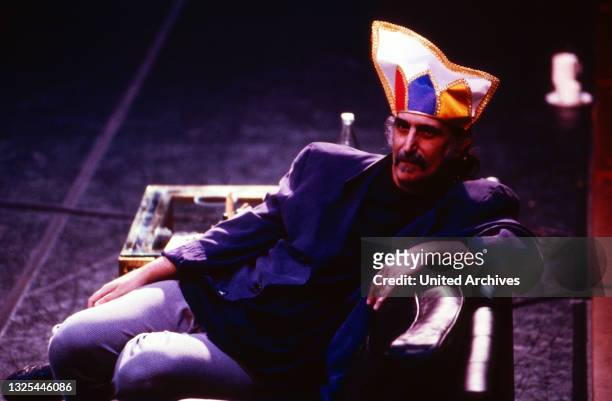 Frank Zappa, amerikanischer Musiker und Komponist, mit Narrenkappe bei der Fotoprobe zu seinem Orchesterwerk "The Yellow Shark", Deutschland 1992.