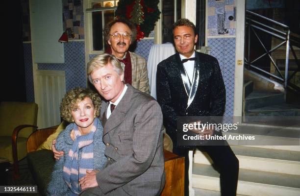 Gila von Weitershausen, Peer Augustinski, Michael Tietz und Wolfgang A. Günther im Theaterstück "Geliebte Hexe", Deutschland 1989.