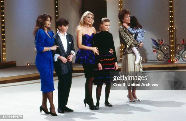 Mutter ist die Beste, Fernsehshow zum Muttertag, Deutschland 1988, Mitwirkende: Wencke Myhre und Sohn Dan , Marlene Charell und Tochter Angelina,...