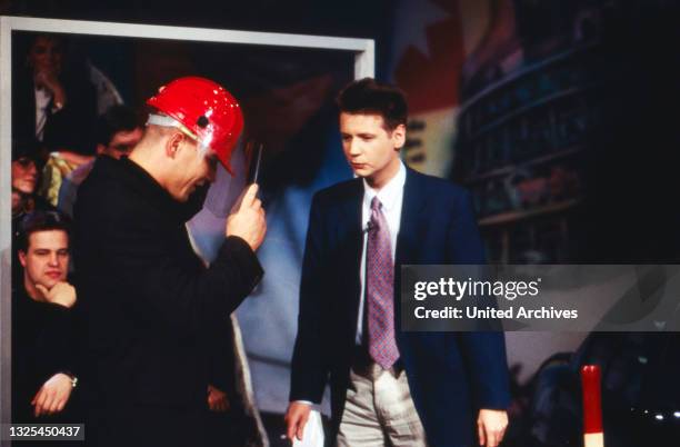 Stern TV, Fernsehmagazin, Deutschland seit 1990, Sendung vom 13. Dezember 1995, Talkgast Axel Schulz bei einem Spiel mit Günther Jauch(.