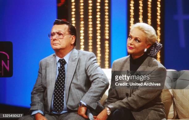 Nur keine Hemmungen, Spielshow, Deutschland 1989 - 1994, Sendung vom 21. November 1992, Studiogäste Jonny Buchardt und Barbara Schöne auf der...