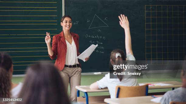 professeur d’école tenant des cours de mathématiques. - enseignante photos et images de collection