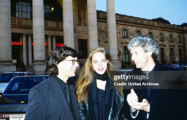 Joachim Mending, Sophie von Kessel und Mathieu Carriere bei der Party zu den Dreharbeiten "Schloß Hohenstein" in der Spielbank Wiesbaden, Deutschland...