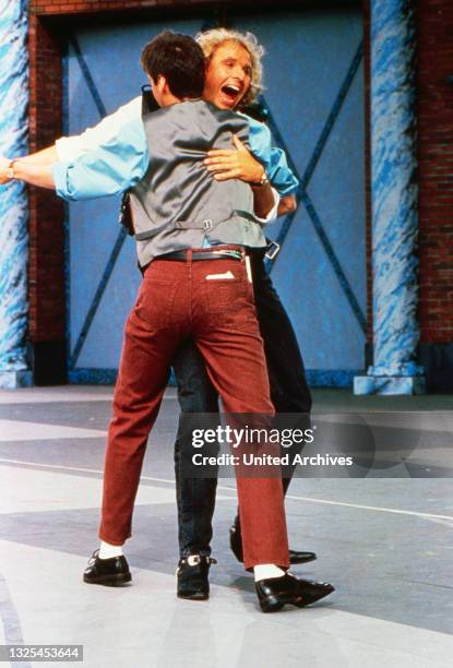 Thomas Gottschalk tanzt mit Günther Jauch den neuesten Modetanz "Lambada" auf der IFA in Berlin, Deutschland 1989.