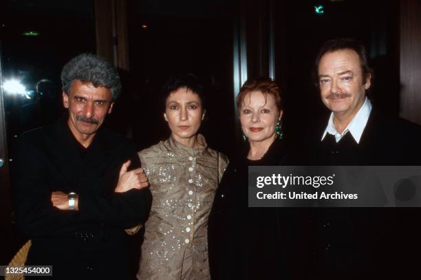 Renan Demirkan, Loni von Friedl und Jürgen Schmidt beim UFA Filmball in Neuss, Deutschland 1998.