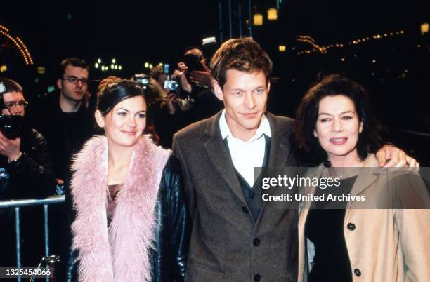 Jeanne Tremsal, Steffen Wink und Hannelore Elsner bei der Premiere der Komödie "Kai Rabe gegen die Vatikankiller" im Kino "Lichtburg" in Essen,...