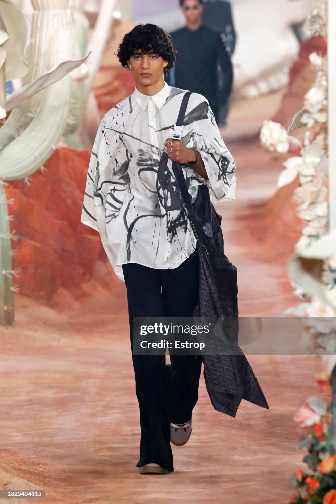 Dior Homme : Runway - Paris Fashion Week - Menswear Spring/Summer 2022