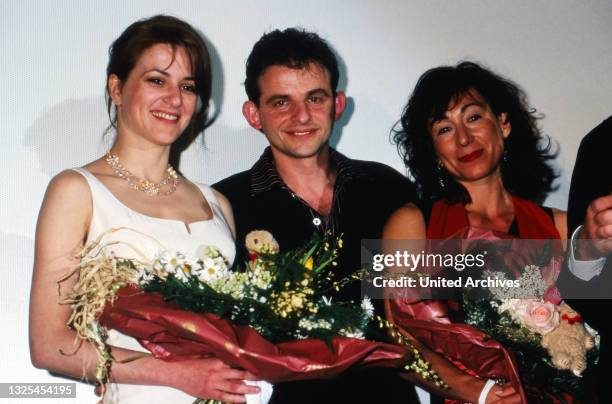 Schauspielerin Martina Gedeck, Dominique Horwitz und Andrea Eckert bei der Premiere des Spielfilms "Frauen lügen nicht" in Köln, Deutschland 1998.