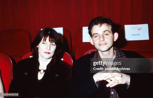 Dominique Horwitz und Ehefrau Patricia bei der Premiere des Spielfilms "Frauen lügen nicht" in Köln, Deutschland 1998.