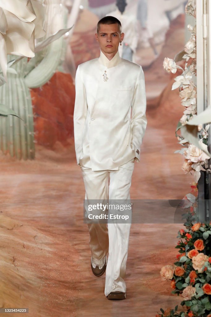 Dior Homme : Runway - Paris Fashion Week - Menswear Spring/Summer 2022