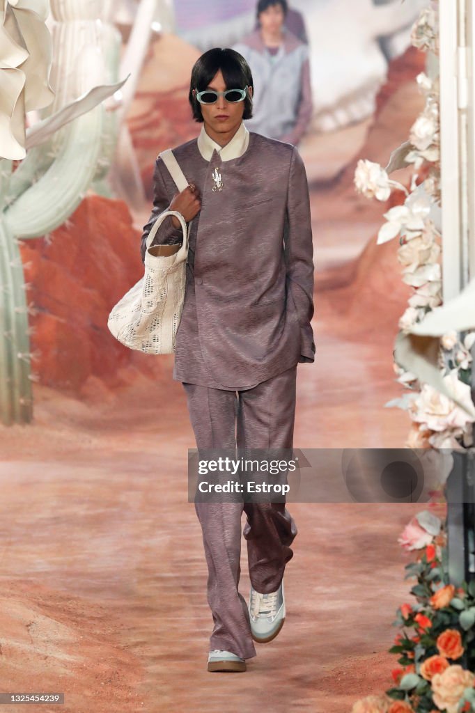 Dior Homme : Runway - Paris Fashion Week - Menswear Spring/Summer 2022