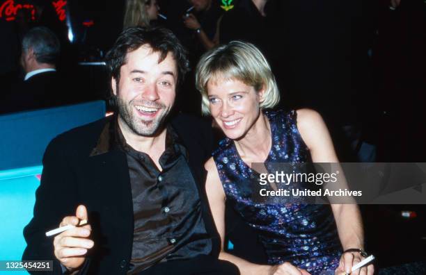 Jan Josef Liefers und Ehefrau Ann Kathrin Kramer bei der Filmpremiere des Spielfilms "Der Eisbär" im Cinedom in Köln, Deutschland 1998.