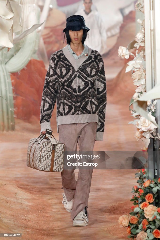 Dior Homme : Runway - Paris Fashion Week - Menswear Spring/Summer 2022