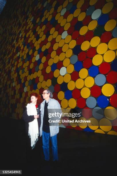 Verhüllungskünstler Christo und Ehefrau Jeanne Claude beim Besuch ihrer Installation "Die Mauer - 13000 Ölfässer" im Gasometer in Oberhausen,...