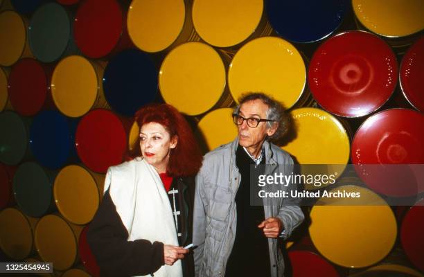 Verhüllungskünstler Christo und Ehefrau Jeanne Claude beim Besuch ihrer Installation "Die Mauer - 13000 Ölfässer" im Gasometer in Oberhausen,...