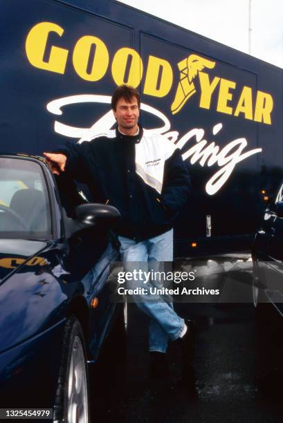 Rennfahrer Heinz Harald Frentzen erhält von Automobildhersteller Ford zwei Fahrzeuge ab dem Werk Köln Niehl, Deutschland 1995.