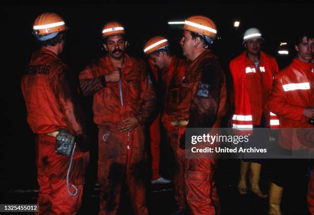 Grubenwehr zur Rettung beim Grubenunglück in Stolzenbach bei Borken in Hessen, Deutschland 1988.