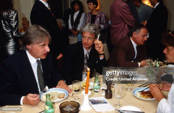 Mathieu Carriere zwischen Emil Steinberger und Oskar Lafontaine bei der Verleihung des Fernsehpreises "Goldene Europa" in Saarbrücken, Deutschland...