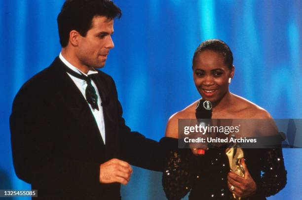 Moderator Karsten Speck und Sopranistin Barbara Hendricks bei der Verleihung des Fernsehpreises "Goldene Europa" in Saarbrücken, Deutschland 1992.