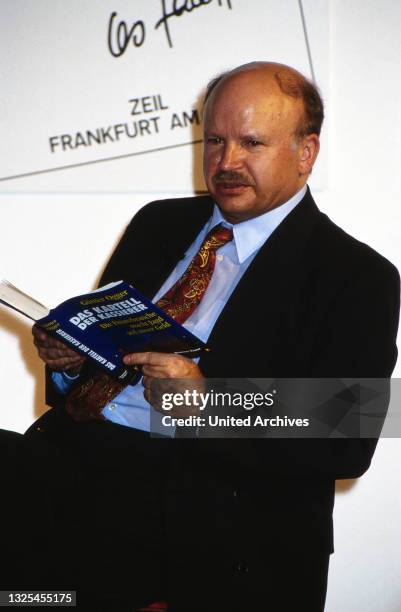 Günter Ogger, deutscher Wirtschaftsjournalist, stellt sein neues Buch "Das Kartell der Kassierer" vor, Deutschland 1994.