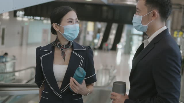 Environmentalist Businessman asks air stewardess about safety and security for flying after be vaccinated during Covid19 pandemic - stock video