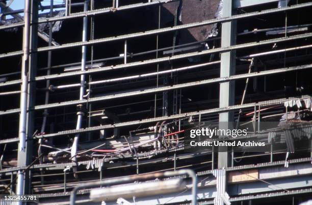 Ausgebrannter Gebäudeteil nach dem Chemieunfall bei Hoechst zwei Wochen zuvor, Deutschland 1993.