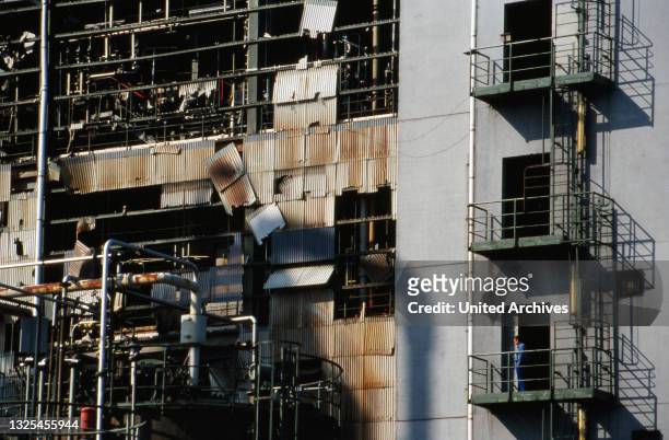 Ausgebrannter Gebäudeteil nach dem Chemieunfall bei Hoechst zwei Wochen zuvor, Deutschland 1993.