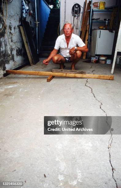 Hausbesitzer begutachten Risse in Gebäuden während der Wasserknappheit in Hessen im Sommer 1992.