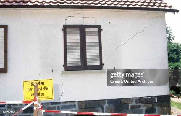 Hausbesitzer begutachten Risse in Gebäuden während der Wasserknappheit in Hessen im Sommer 1992.