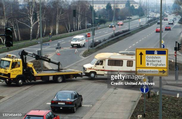 Abschleppen eines Wohnmobils nach einem Chemieunfall beim Unternehmen Hoechst, Deutschland 1993.