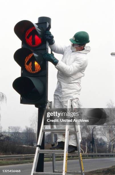 Fachmann bei der Dekontamination der Umgebung nach einem Chemieunfall beim Unternehmen Hoechst, Deutschland 1993.