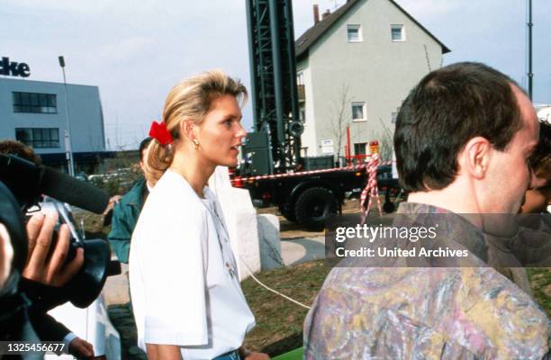 Der DLV-Rechtsausschuss hebt mit dem Hinweis unter anderem auf Formfehler die Suspendierung von Leichtathletin Katrin Krabbe auf, Deutschland 1992.