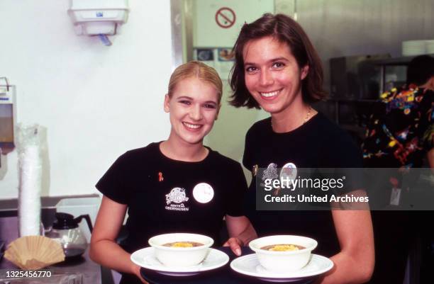Kerstin Landsmann und Claudia Scarpatetti mit Suppe in der Küche bei der Promi-Charity für die AIDS-Stiftung im "Planet Hollywood"-Resaturant in...