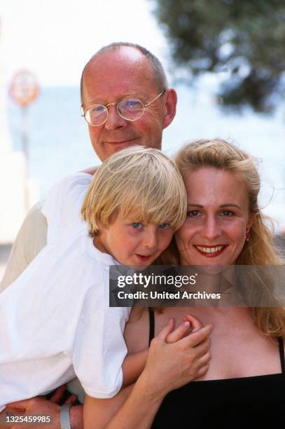 Hans Peter Korff, deutscher Schauspieler, mit Ehefrau Christiane Leuchtmann und Sohn Johannes Valentin im Urlaub, Spanien um 1996.