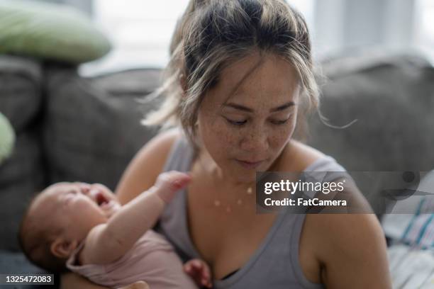 estrés posparto - baby depression fotografías e imágenes de stock