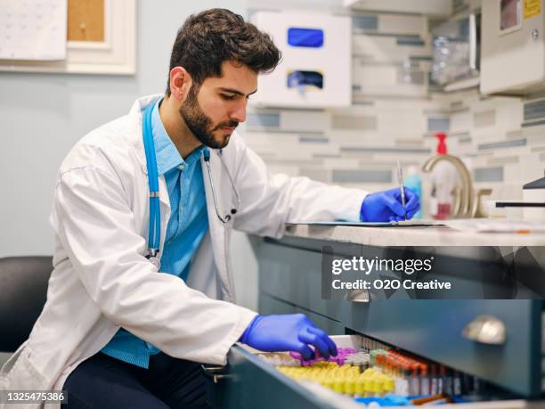 healthcare professionals working in a clinic - medical technologist stock pictures, royalty-free photos & images
