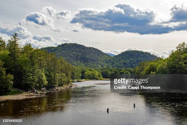 androscoggin river near gilead, maine usa with fisherman and family watching - bethel maine stockfoto's en -beelden