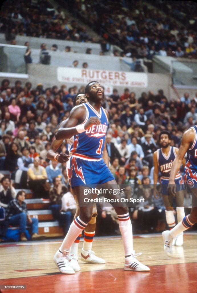 Bob McAdoo of the Detroit Piston in action against the New Jersey  Fotografía de noticias - Getty Images