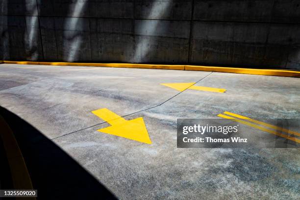 Hwy On Ramp Arrow Exit Ramp Sign Photos and Premium High Res Pictures - Getty Images