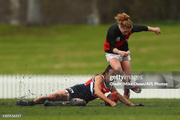 Nicole Callinan of Darebin and Georgia Nanscawen of Essendon compete for the ball during the round 14 VFLW match between Darebin and Essendon at Bill...