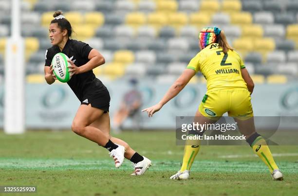 Theresa Fitzpatrick of New Zealand runs the ball during the Oceania Sevens Challenge match between New Zealand and Australia at Queensland Country...