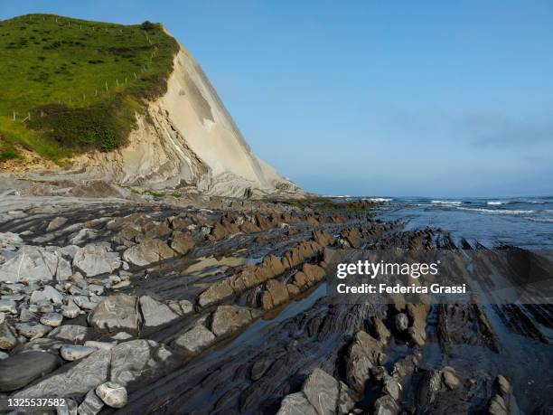 playa de sakoneta near deba, gipuzkoa, spain - guipuzco provincie stockfoto's en -beelden