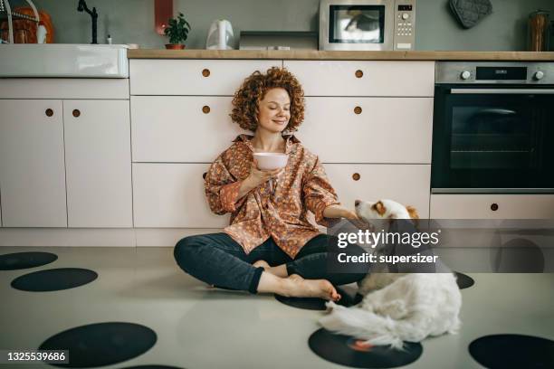 beautiful redhead eating breakfast on the kitchen floor - full body bildbanksfoton och bilder